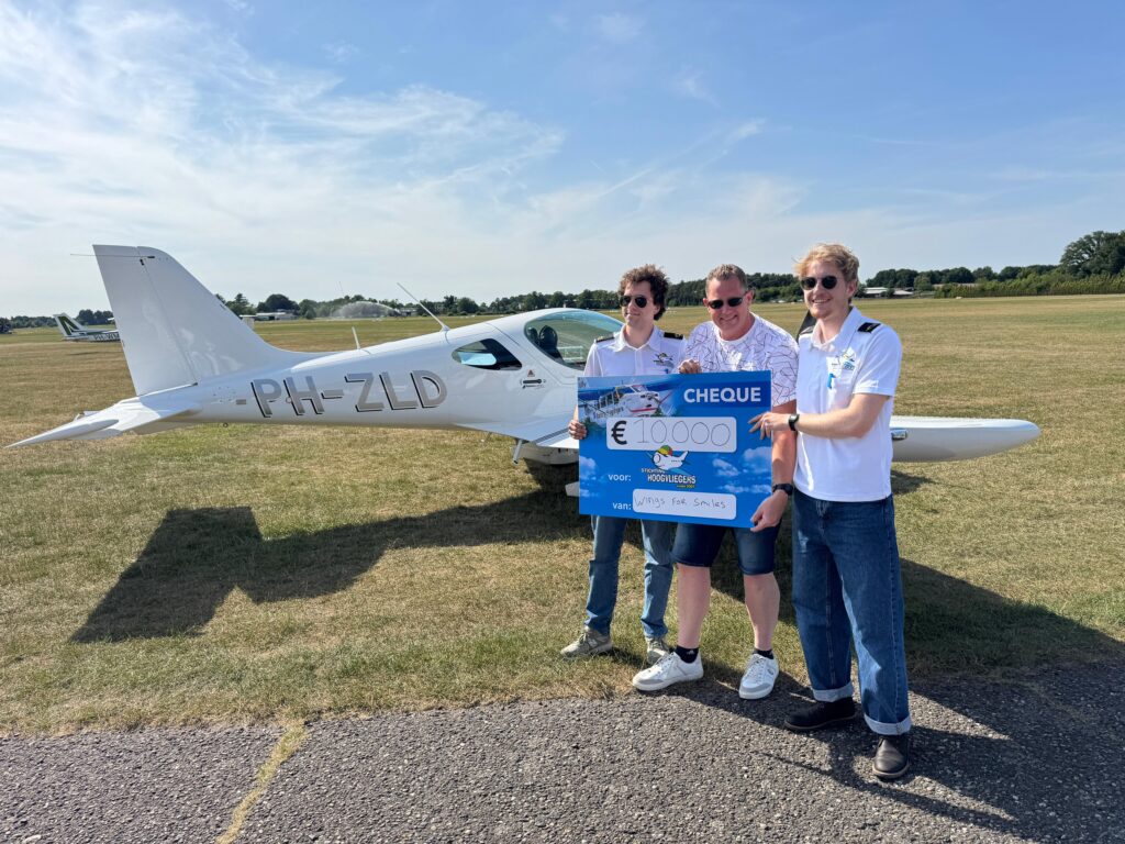 Wings for Smiles cheque overhandiging